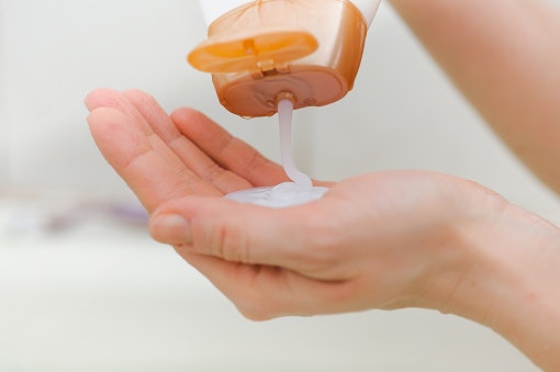 Selain itu, shampoo dengan silikon atau polymer juga bisa dipilih untuk melembapkan sekaligus melindungi rambut dari panas hair styling