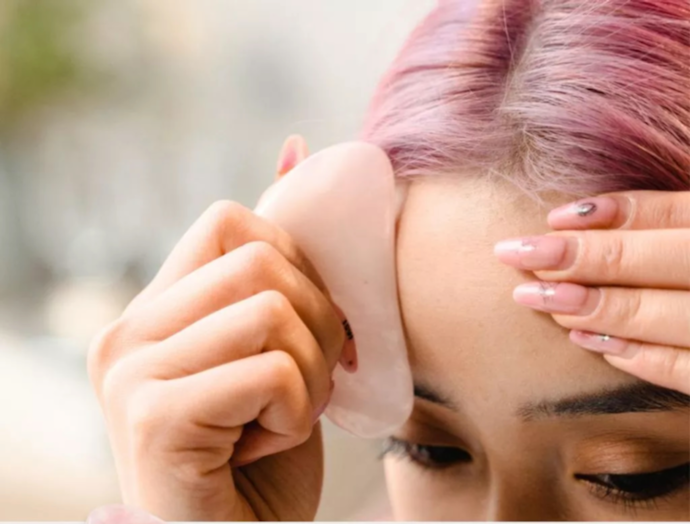 Pastikan Anda menyesuaikan material gua sha dengan jenis kulit