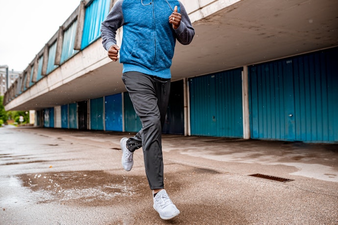 Jogger atau sweatpants, bisa digunakan untuk olahraga ringan dan kegiatan sehari-hari