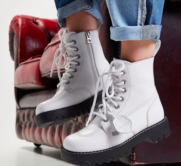 Lace up, boots, dan platform shoes: Statement shoes yang memikat