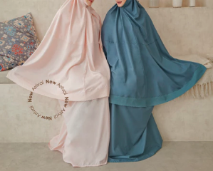 Siti Khadijah: Menawarkan bahan poplin premium yang bagus dan adem dengan desain mukena pas di wajah