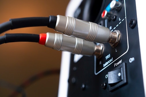Koneksi wired, cocok untuk dihubungkan ke TV