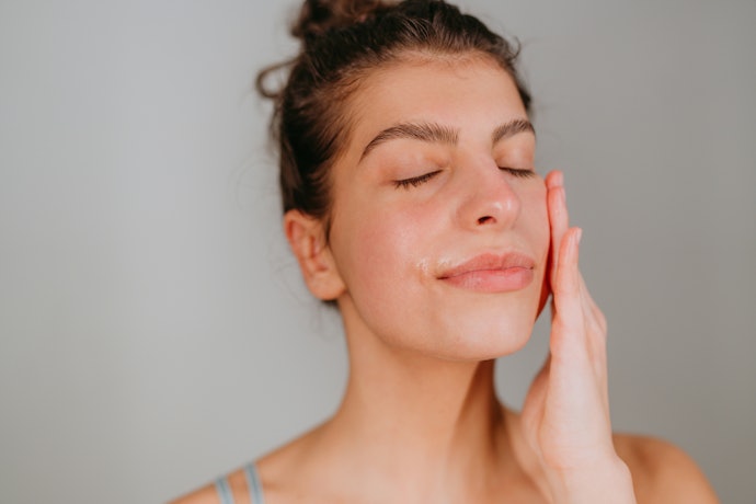 Hydrating toner, cocok untuk mengangkat minyak sekaligus melembapkan kulit dari luar