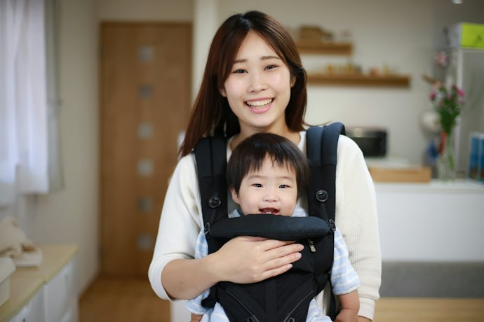 Bahan cotton, poliester, linen, atau mesh yang lebih breathable untuk bayi diatas 6 bulan
