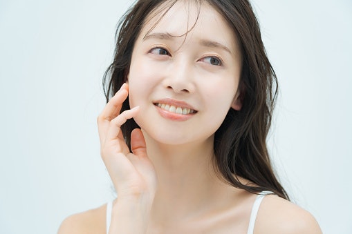 Untuk permasalahan kulit yang sangat kering, cari cleansing water yang dilengkapi pelembap humektan seperti glycerin atau hyaluronic acid