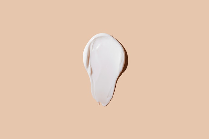 Khusus untuk kulit kering dan sensitif, pastikan terdapat juga pelembap dan soothing agent