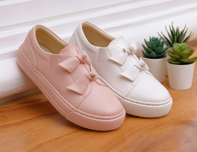Slip on, lebih praktis digunakan tanpa tali