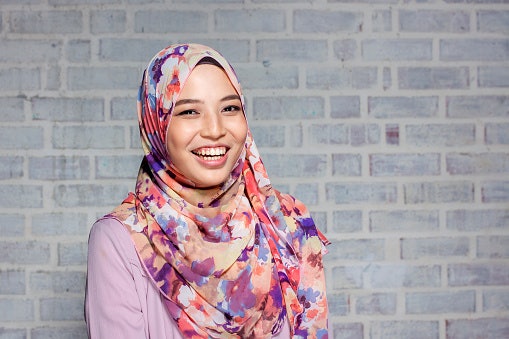 Hijab voal motif, tampilkan nuansa yang ceria dan menarik