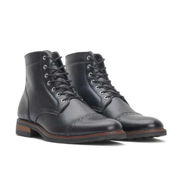 Boots: Cocok untuk traveling, riding, dan gaya rugged, bisa didapatkan dari merk Koku Footwear dengan harga 1 jutaan
