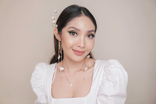Namun, bila bibir Anda sering tampak terkelupas, gunakan lip tint dengan finishing satin