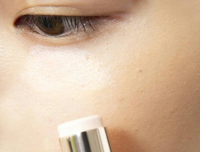 Concealer warna putih mutiara atau beige: Cocok untuk kantong mata kehitaman
