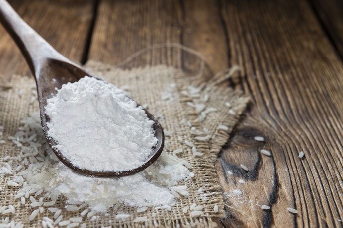 Tepung beras: Untuk tekstur yang renyah