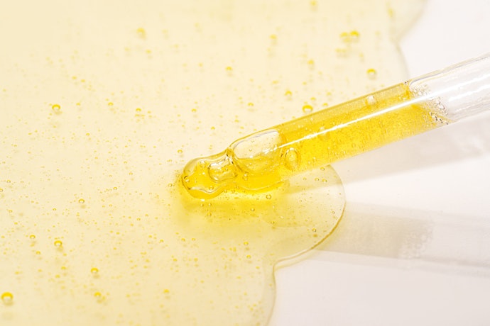 Untuk kulit berjerawat: Pilih yang punya kandungan anti-inflamasi, seperti salicylic acid dan niacinamide