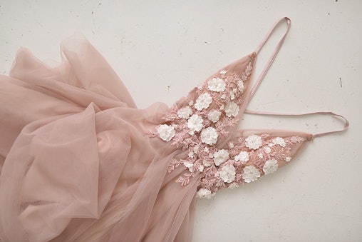 Brokat atau lace dress, memberikan kesan yang lebih mewah