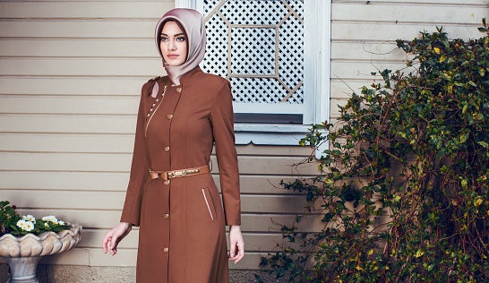 Gamis dengan detail tali di pinggang, bikin si mungil terlihat jenjang