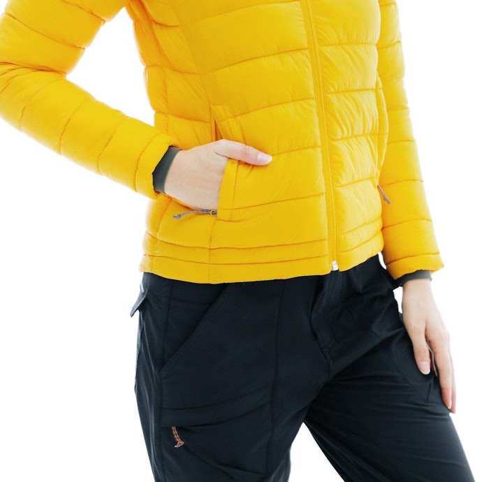 Insulated jacket, jaket tebal dengan fitur insulasi untuk dipakai saat cuaca dingin