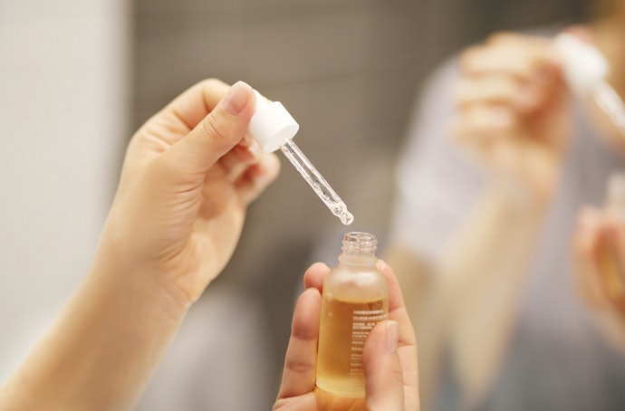 Kulit sensitif: Pilih serum yang bebas pewangi dan mengandung soothing agent, seperti Centella asiatica dan Aloe vera