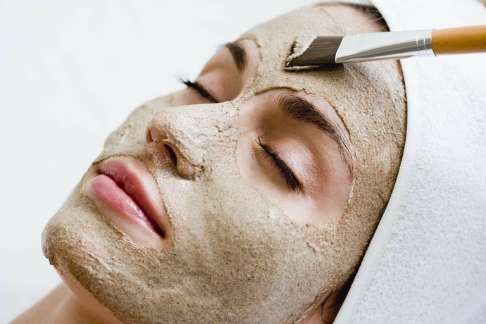 Utamakan jenis masker clay mask karena memberikan efek oil control sekaligus eksfoliasi fisik