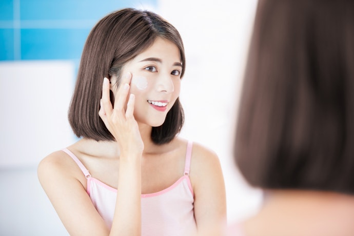 Kulit kering, cari yang dilengkapi kombinasi pelembap, seperti hyaluronic acid atau ceramide