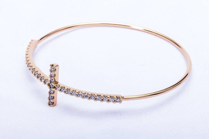 Emas merah atau rose gold: Berikan sentuhan hangat dan manis pada si kecil