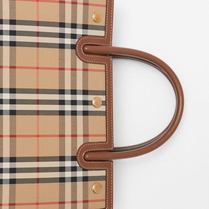 Desain tartan, untuk penyuka motif klasik yang khas dari Burberry