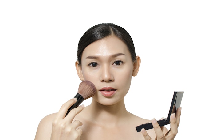 Jika Anda belum memiliki kuas makeup atau pemula dalam ber-makeup, pilih kuas makeup tipe powder brush