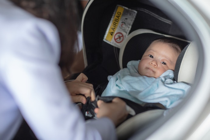 Posisi headrest dan sabuk bahu, dapat disesuaikan dengan sistem one touch