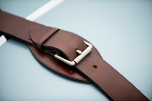 Leather: Nyaman dipakai dan memberikan kesan vintage
