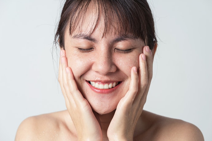 Klaim waterproof, transferproof, atau sweatproof: Buat makeup lebih tahan lama, pas untuk kamu yang perlu memakai makeup lebih dari 4 jam