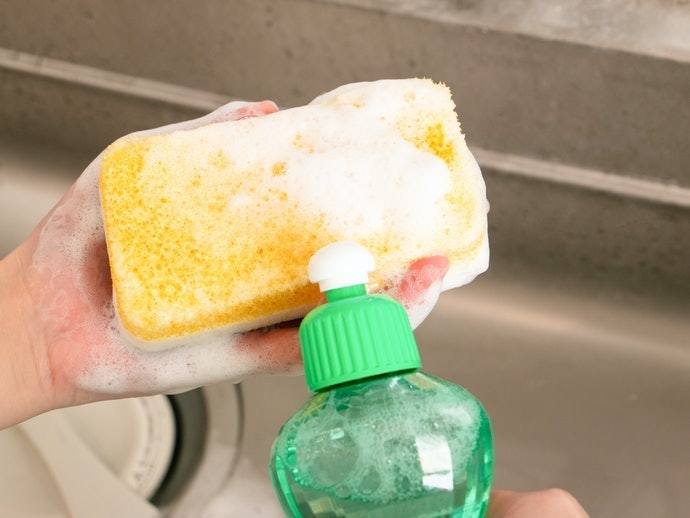 Pakai sabun cuci piring untuk menghilangkan noda berminyak