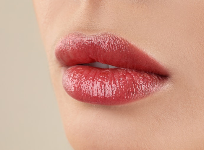 Namun bila bibir hitam Anda sering tampak terkelupas, gunakan lip tint dengan finishing satin