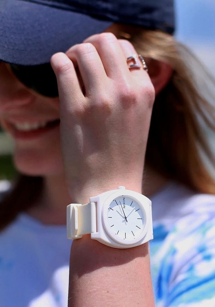 Time Teller dengan banyak pilihan warna, untuk gaya casual Anda