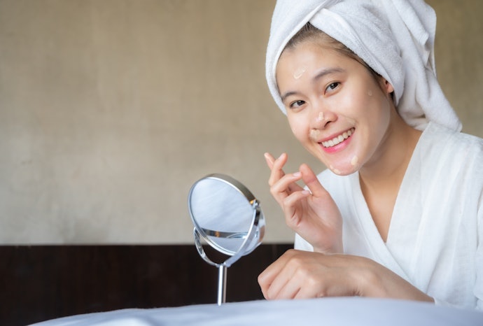 Untuk membantu menyerap minyak pada wajah Anda, utamakan bahan dengan kandungan niacinamide