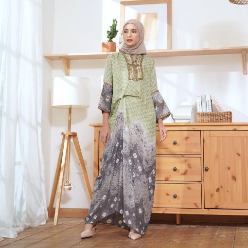 Untuk wanita berhijab, cari kaftan berlengan panjang