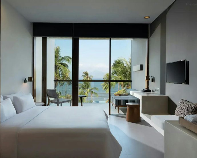 Dialoog Banyuwangi Hotel: Menyediakan kamar, tempat makan, dan kolam yang menghadap laut