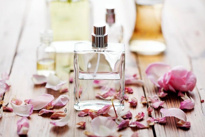 Eau de parfum: Wangi kuat dan tahan lama dengan sedikit tambahan alkohol
