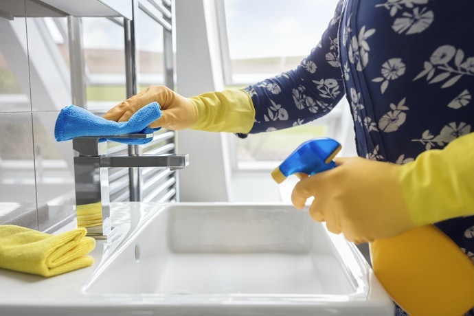 Untuk kamar mandi, pilih yang bisa mengangkat kerak