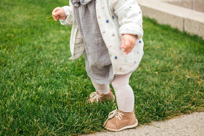 Untuk bayi usia 9-18 bulan yang sedang belajar berjalan, utamakan pre-walker shoes