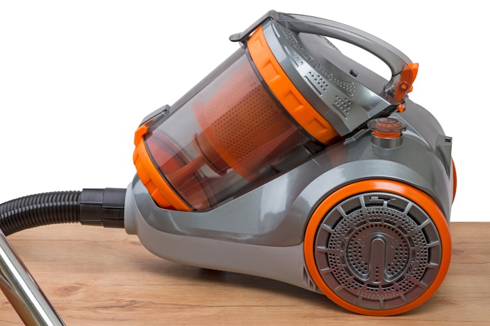 Tipe cyclone atau bagless: Menggunakan dust cup sehingga udara pembuangan dari vacuum cleaner lebih bersih