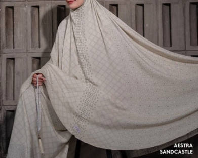 Tazbiya: Dikenal menggunakan bahan silk dan rayon premium yang tidak menerawang