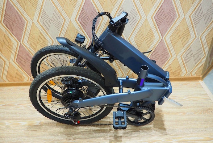 Half mid folding atau vertical folding lebih mudah untuk commuting daripada triangle hinge