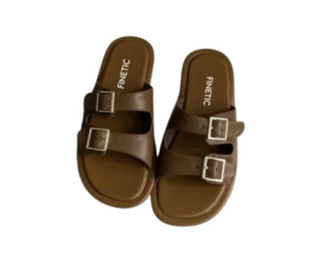 Finetic: Menyediakan sandal slip on kulit sintetis yang empuk, ringan, dan terlihat eksklusif