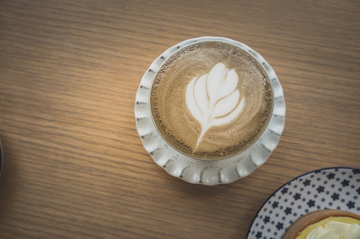 Hojicha dengan perasa tambahan, memberikan sensasi rasa yang berbeda