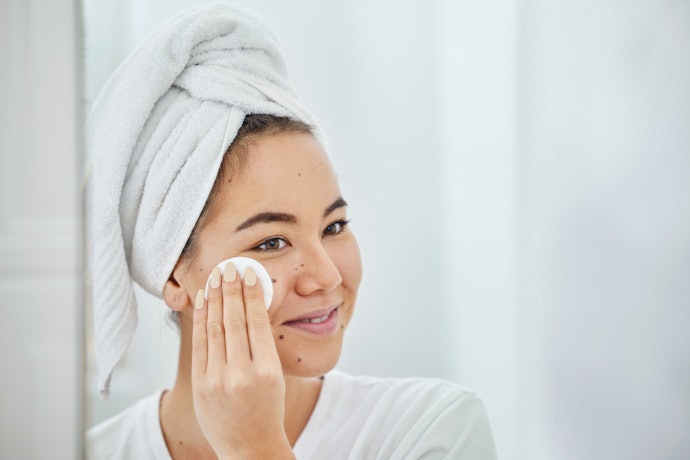 Exfoliating toner dengan kandungan AHA: Cocok untuk mengontrol minyak dari dalam