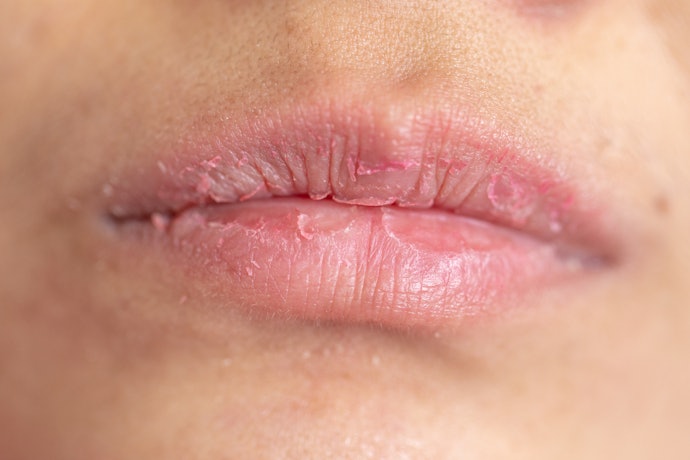 Jika bibir kamu cenderung kering, pastikan keberadaan klaim "no alcohol" pada lip tint