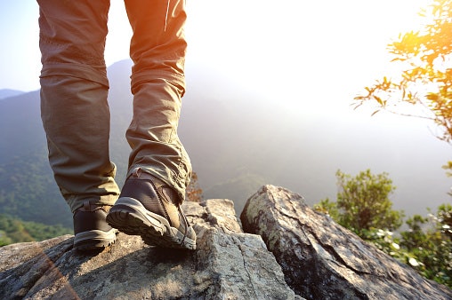 Hiking, sepatu yang kuat dengan alas bergerigi