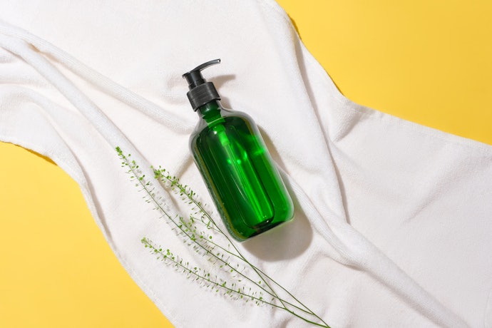 Jika tersedia, prioritaskan juga shampoo dengan kombinasi tambahan minyak nabati untuk meningkatkan kelembapan
