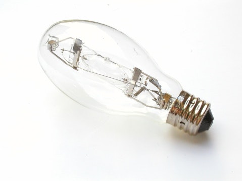 Metal halide: Cahayanya lebih terang sehingga lebih panas
