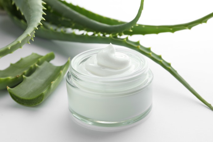 Untuk kulit kering: Pilih yang mengandung pelembap tambahan, seperti glycerin, hyaluronic acid, dan panthenol