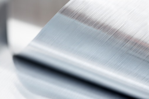 Material aluminium: Ringan dan mudah dipasang
